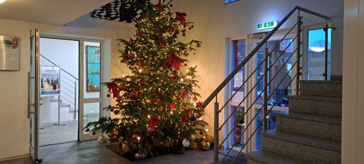 Weihnachten 2023 im OfficePoint Rhein Erft mit großem Weihnachtsbaum